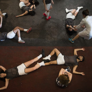 Στον Μαραθώνιο Χορού που παίζουν οι S.W.I.M., «υπάρχει, αλήθεια, κάποιος που να ήρθε απλά για να χορέψει;»