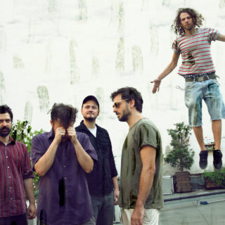 «Νίντζα πρόβατα, πατάτες φούρνου και η Μάρθα Καραγιάννη»: Οι Kooba Tercu περιγράφουν, κομμάτι-κομμάτι, το Proto Tekno