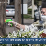 Με νεροπίστολο μοίρασε τον αγιασμό παπάς στον Ντιτρόιτ των ΗΠΑ [BINTEO]