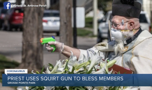 Με νεροπίστολο μοίρασε τον αγιασμό παπάς στον Ντιτρόιτ των ΗΠΑ [BINTEO]