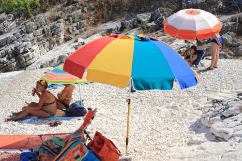 ΣΥΡΙΖΑ: «Θα διώξει τον κ. Θεοχάρη ο πρωθυπουργός ή αναλαμβάνει την ευθύνη για το μπάχαλο στον τουρισμό;»