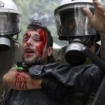 Μανώλης Κυπραίος: Ο ρεπόρτερ που έχασε την ακοή του από κρότου-λάμψης το 2011 δικαιώθηκε σήμερα