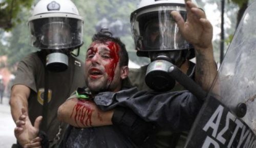 Μανώλης Κυπραίος: Ο ρεπόρτερ που έχασε την ακοή του από κρότου-λάμψης το 2011 δικαιώθηκε σήμερα