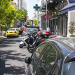 Εξαιτίας του κορωνοϊού (!) απαγορεύονται τ’ αυτοκίνητα σε κεντρικούς δρόμους της Αθήνας