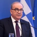 Η κυβέρνηση εξετάζει να ανοίξει νωρίτερα την εστίαση και τα εμπορικά κέντρα