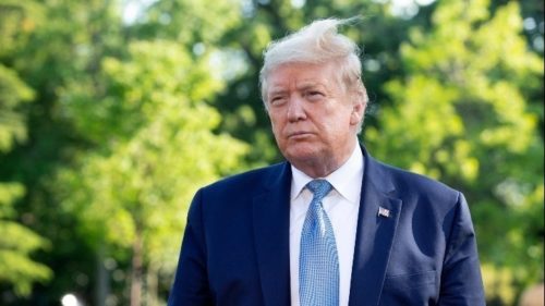 Τραμπ: Άδειασε τον ανώτατο αξιωματούχο για τα εμβόλια λέγοντας ότι “μπερδεύτηκε”