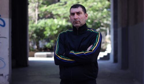 Η «Μπαλάντα της τρύπιας καρδιάς» του Γιάννη Οικονομίδη επιστρέφει τη Δευτέρα 1 Ιουνίου στα θερινά