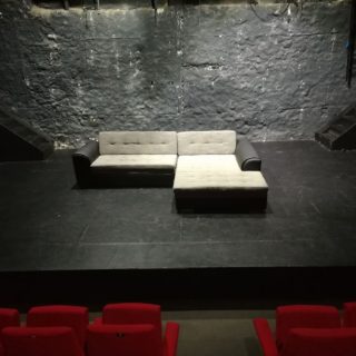 Το αβέβαιο κοντινό μέλλον των μικρών σκηνών