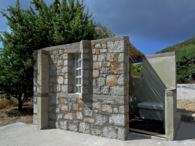 Ένα υπαίθριο λουτρό στη Μήλο χτίστηκε με όσα δίνει το νησί, σε ένα ιδιαίτερο τοπίο