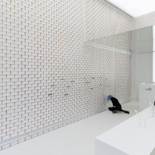 Ένα κατάστημα οπτικών που λειτουργεί εδώ και 40 χρόνια στη Νέα Σμύρνη μεταμορφώθηκε σε έναν απόκοσμο χώρο