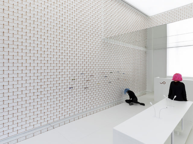 Ένα κατάστημα οπτικών που λειτουργεί εδώ και 40 χρόνια στη Νέα Σμύρνη μεταμορφώθηκε σε έναν απόκοσμο χώρο