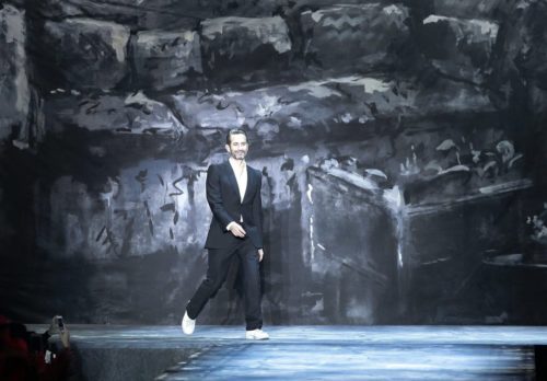 Μαρκ Τζέικομπς – Δολοφονία Τζορτζ Φλόιντ: «Βία είναι ο ρατσισμός όχι ένα σπασμένο τζάμι»