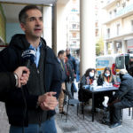 Ποινική δίωξη σε βάρος των δύο συλληφθέντων για την επίθεση στον Κώστα Μπακογιάννη