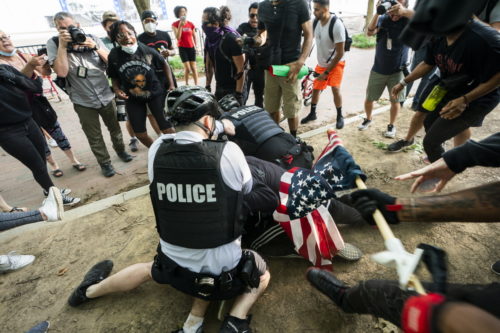 ΗΠΑ: Το δημοτικό συμβούλιο του Λος Άντζελες ενέκρινε τη μείωση του προϋπολογισμού της τοπικής αστυνομίας