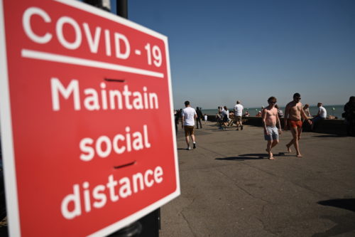 Κορωνοϊός: Ανοίγουν κάποια σχολεία και υπαίθριες αγορές στη Βρετανία, θέατρα και θερινά σινεμά στην Πορτογαλία