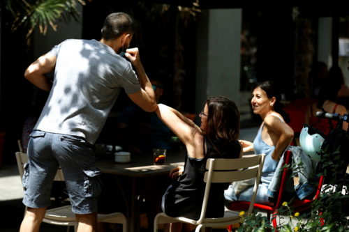 Ισπανία-Κορωνοϊός: Τα περιοριστικά μέτρα σε Μαδρίτη και Βαρκελώνη χαλαρώνουν