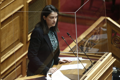 Η Υπουργός τιμωρεί τους μαθητές που κάνουν κατάληψη με απουσίες και τους κόβει από την τηλεκπαίδευση