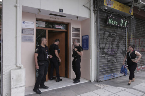 Θεσσαλονίκη: Εντοπίστηκε καμένο πτώμα σε πρασιά πολυκατοικίας