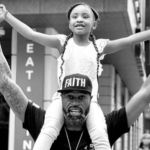 Δολοφονία Τζόρτζ Φλόιντ: «Ο μπαμπάκας άλλαξε τον κόσμο» [ΒΙΝΤΕΟ]