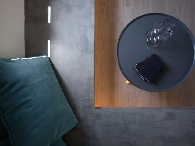 Δύο κτίσματα του ’70 μετατράπηκαν με τις πιο λιτές γραμμές σε μια θερινή κατοικία