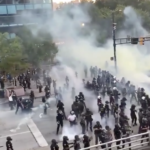 Δολοφονία Τζόρτζ Φλόιντ: Η αστυνομία έριχνε δακρυγόνα στους διαδηλωτές, αλλά ο αέρας τα επέστρεφε όλα πάνω τους [ΒΙΝΤΕΟ]