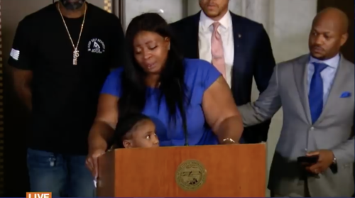 Δολοφονία Τζορτζ Φλόιντ: «Δεν θα τη δει ποτέ να μεγαλώνει» – Ξεσπά η μητέρα της κόρης του [ΒΙΝΤΕΟ]