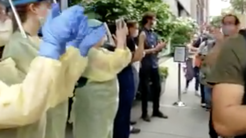 Νέα Υόρκη: Γιατροί και νοσοκόμες χειροκροτούν διαδηλωτές [ΒΙΝΤΕΟ]