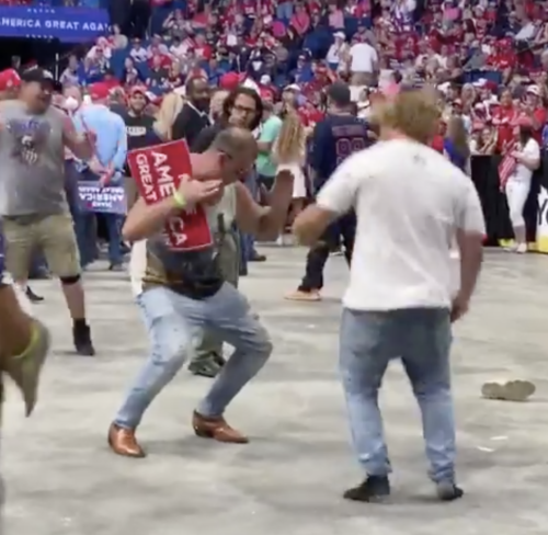 Το cringe της ημέρας: Οι οπαδοί του Τραμπ χορεύουν(;) Μάικλ Τζάκσον [ΒΙΝΤΕΟ]