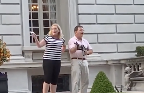 ΗΠΑ: Λευκό ζευγάρι απειλεί διαδηλωτές με τα όπλα του [ΒΙΝΤΕΟ]