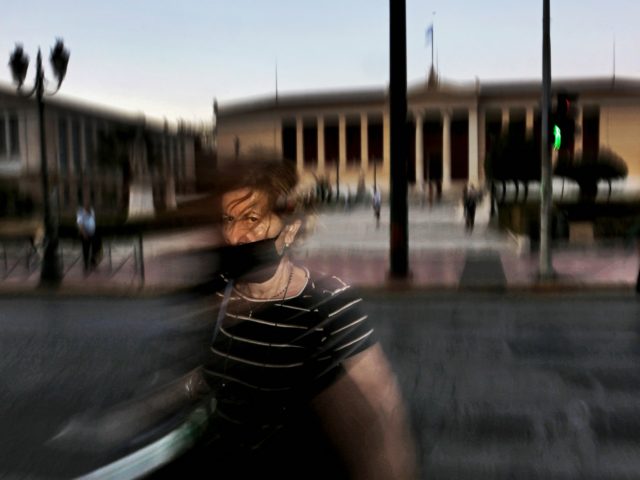 Έξω οι δρόμοι ανασαίνουν διψασμένοι, ανοιχτοί