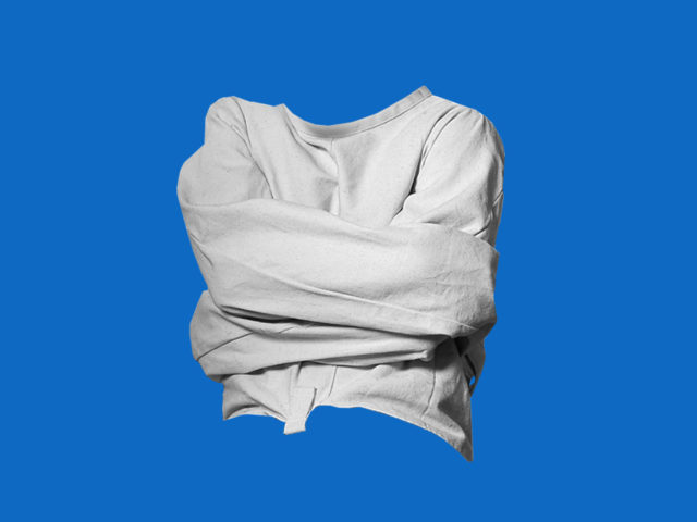 Στην Ελλάδα το 2020 εξακολουθούν να δένουν ανθρώπους και να το αποκαλούν «θεραπεία»