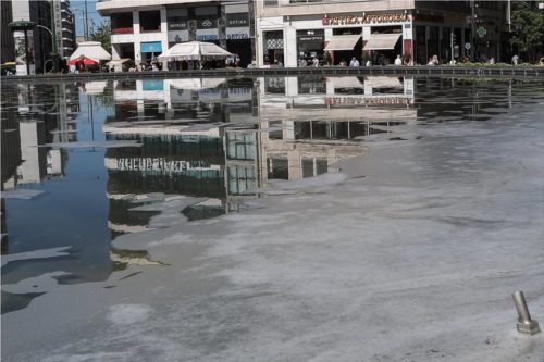 Γέμισε σαπουνάδες το συντριβάνι της Ομόνοιας (Βίντεο)