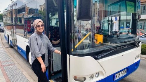 Η 22χρονη Νεσλιχάν Κιοσέ, η πρώτη γυναίκα στο τιμόνι του ΚΤΕΛ Κομοτηνής