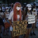 ΗΠΑ: Χιλιάδες άνθρωποι στο Πόρτλαντ συγκεντρώθηκαν έξω από το κεντρικό αστυνομικό τμήμα της πόλης