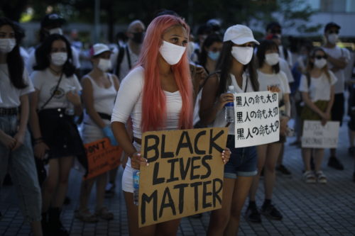 ΗΠΑ: Χιλιάδες άνθρωποι στο Πόρτλαντ συγκεντρώθηκαν έξω από το κεντρικό αστυνομικό τμήμα της πόλης