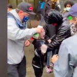 ΗΠΑ-Δολοφονία Τζορτζ Φλόιντ: Αστυνομικοί ψέκασαν με χημικά ένα 7χρονο παιδί κατά τη διάρκεια διαμαρτυρίας στο Σιάτλ