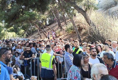 Απίστευτες εικόνες συνωστισμού από το φετινό προσκύνημα στον τάφο του Παΐσιου