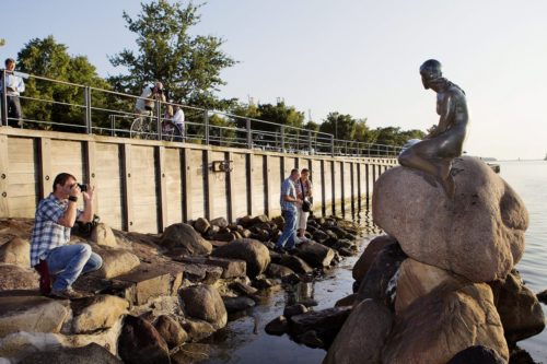 Δανία: «Ρατσιστικό ψάρι» η Μικρή Γοργόνα της Κοπεγχάγης!