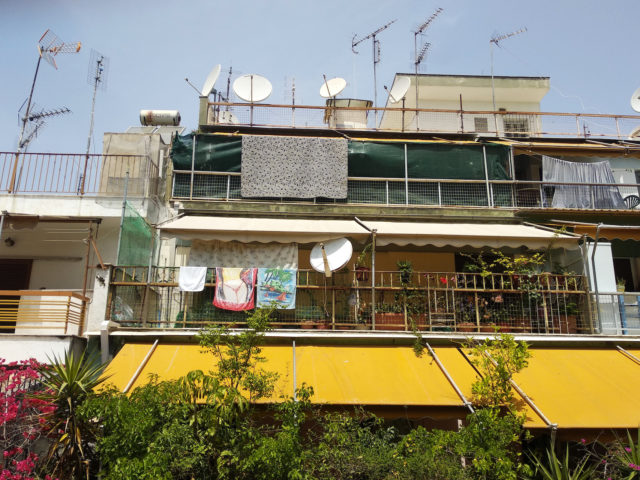 Athens laundry_Bougada: Φωτογραφίζοντας τα μπαλκόνια της πλατείας Βικτωρίας