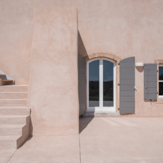 Μέσα σε μια κατοικία που ξεχωρίζει σε έναν μεσαιωνικό οικισμό των Κυθήρων