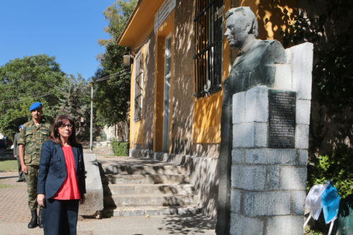 Κ. Σακελλαρόπουλου: Κατέθεσε στεφάνι στο ΕΑΤ-ΕΣΑ