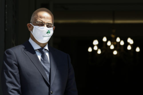 Δένδιας: Με μάσκα του Παναθηναϊκού συνάντησε την Ισπανίδα ομόλογό του