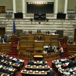 Ψηφίστηκε η τροπολογία για τον υποχρεωτικό εμβολιασμό εργαζομένων