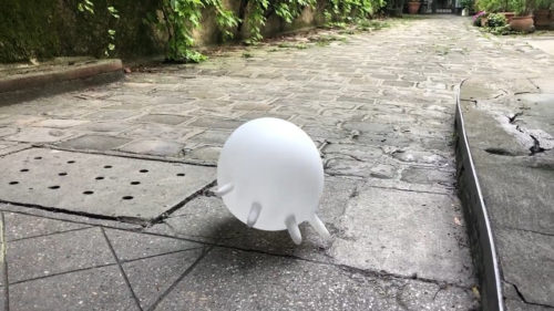 Δείτε το Enter του Eric Baudelaire: «Ένα έγκλειστο λαστιχένιο γάντι κάνει απόδραση στον κόσμο σε περίοδο πανδημίας»