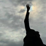 Δείτε το Enter του Okwui Okpokwasili: «Τι επικρέμεται εκεί ψηλά και πώς μπορεί όλο αυτό να πέσει πάνω μας;»