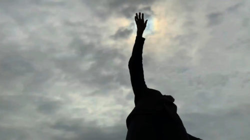 Δείτε το Enter του Okwui Okpokwasili: «Τι επικρέμεται εκεί ψηλά και πώς μπορεί όλο αυτό να πέσει πάνω μας;»