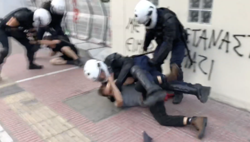 Έλληνες stand up κωμικοί: Κύμα αλληλεγγύης σε Άλεξ Τιτκώβ και Θωμά Λάλο [ΒΙΝΤΕΟ]