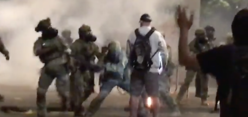 ΗΠΑ: Διαδηλωτής-«βουνό» ντροπιάζει την αστυνομία του Πόρτλαντ [ΒΙΝΤΕΟ]