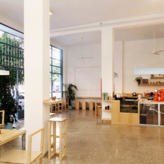 Kick: Ένα hub με ποιοτικό καφέ, vegan λιχουδιές και μικρά fashion brands στην Κυψέλη