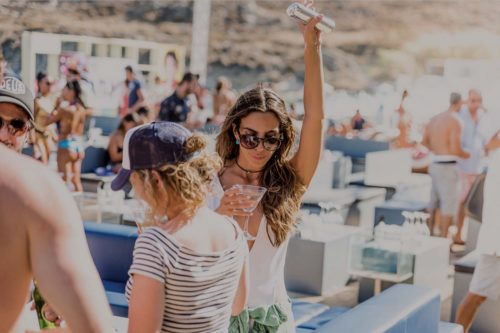 Πιθανόν να παρθούν περιοριστικά μέτρα για μπαρ, beach bar και εκκλησίες, σύμφωνα με τον λοιμωξιολόγο Χαράλαμπο Γώγο